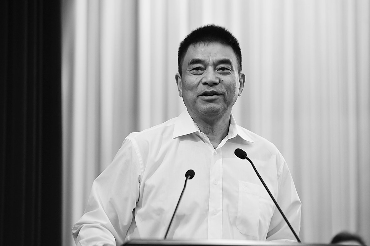 4月23日,我和参加会议的方小文,王力,王命兴,汪远思,张芝庭,张江平,范